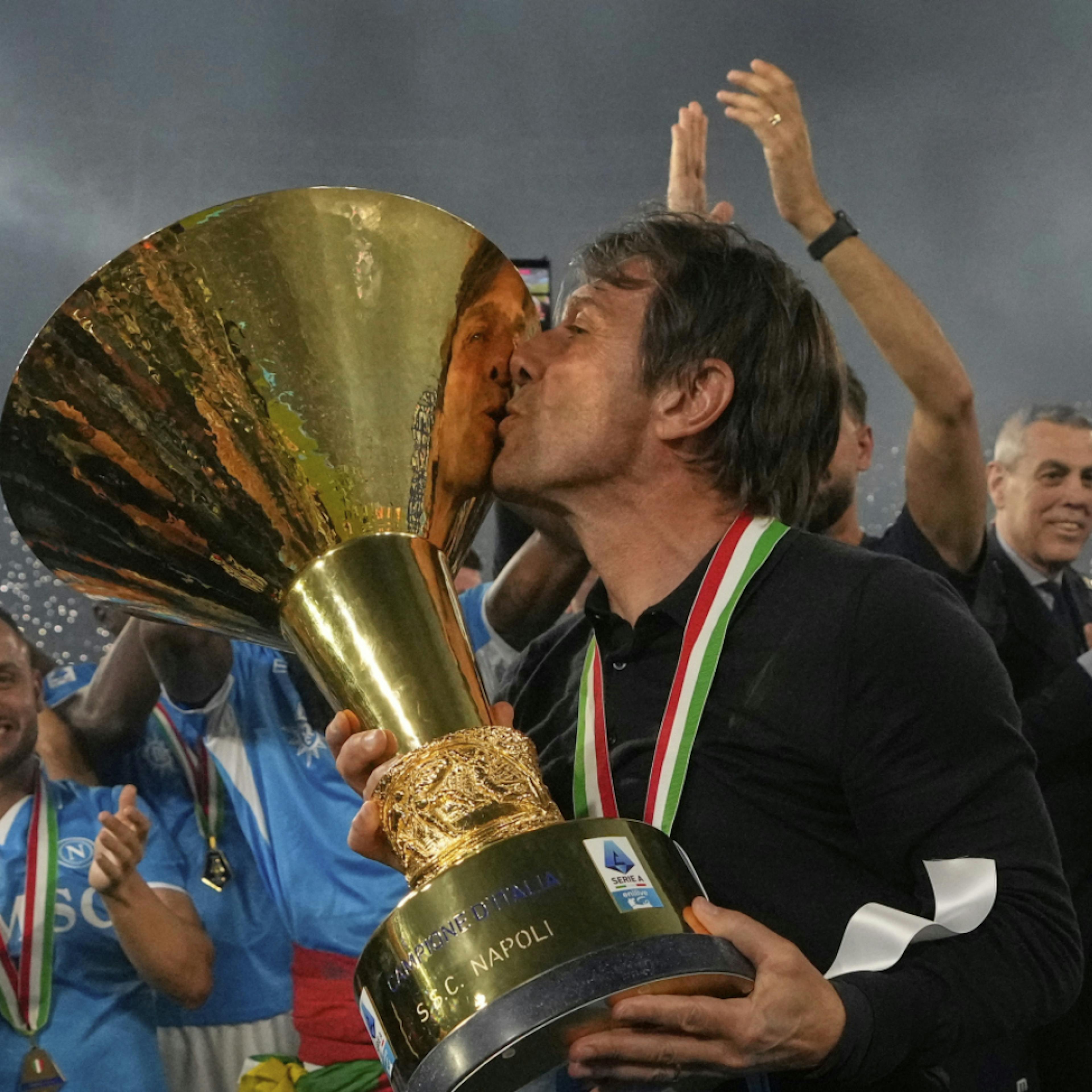 Naples: Antonio Conte restera entraîneur la saison prochaine. 